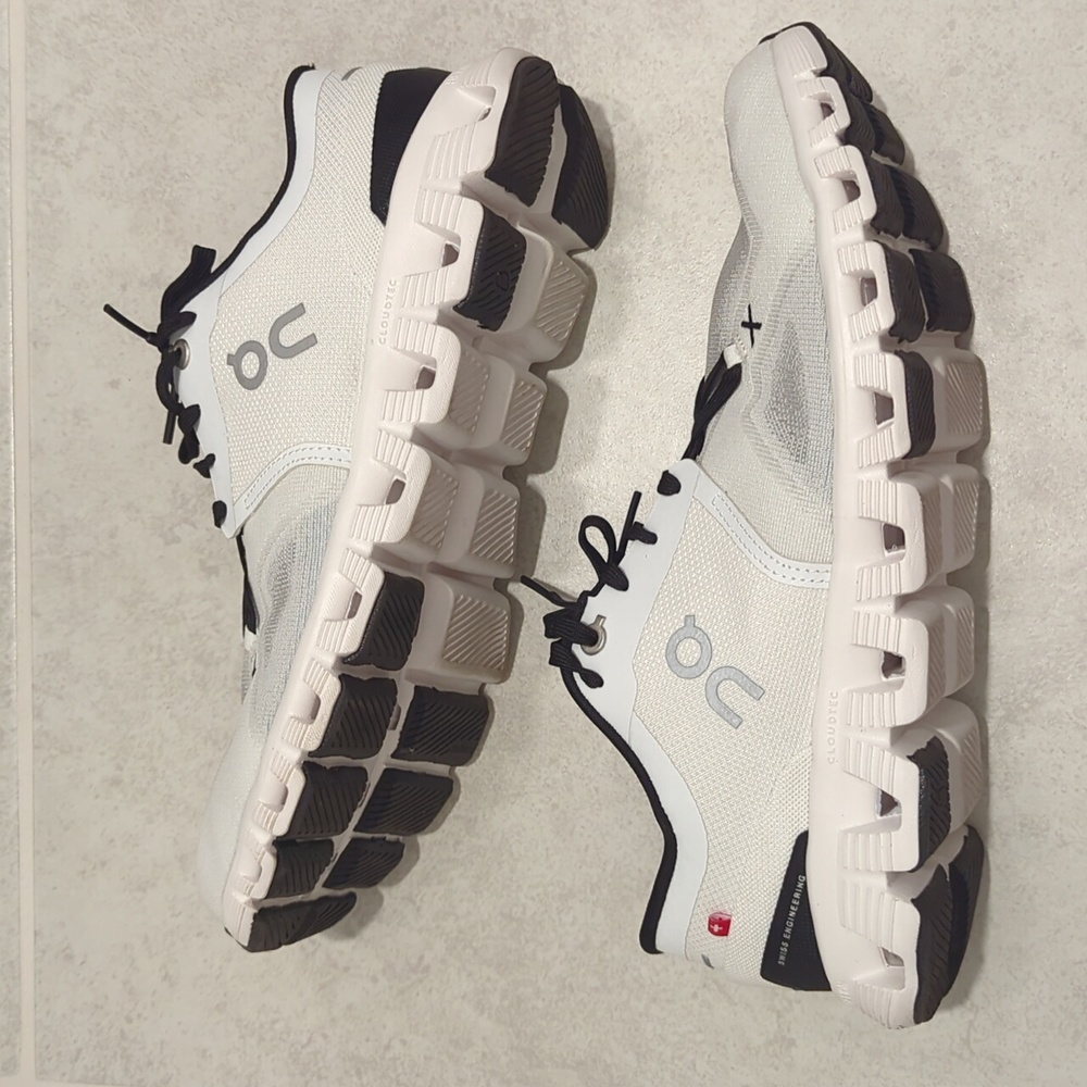 On Cloud X3 Swiss Engineering Athletic Running Shoe Mens Size 9.5 White Black